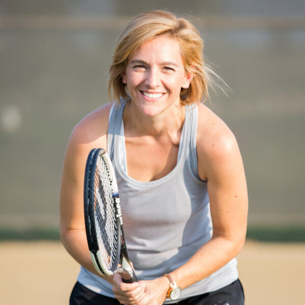 woman playing tennis